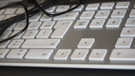 Teclado web y gafas de vista